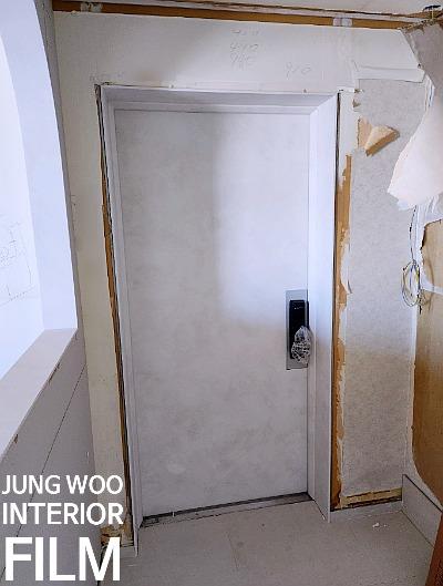 전선이 노출된 벽면과 숫자가 적힌 구간