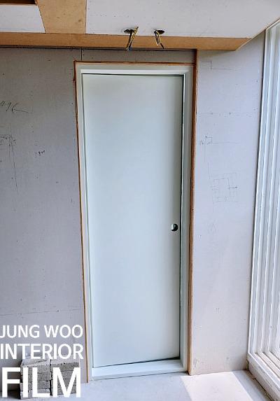 힌지가 보이는 여닫이 도어 상부 프레임