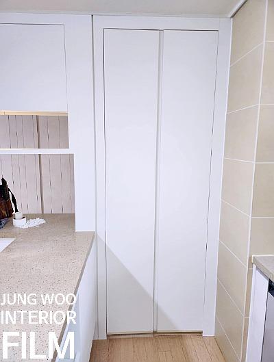 화이트 수납장으로 정돈된 베이지톤 주방