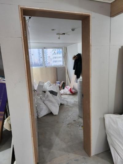 흰색 마감재 벽면과 창문 근처의 모습