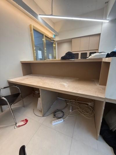 작업대와 상부 수납장이 설치된 실내 공간