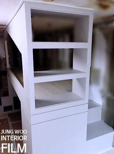 화이트 필름으로 완성된 수납장과 계단