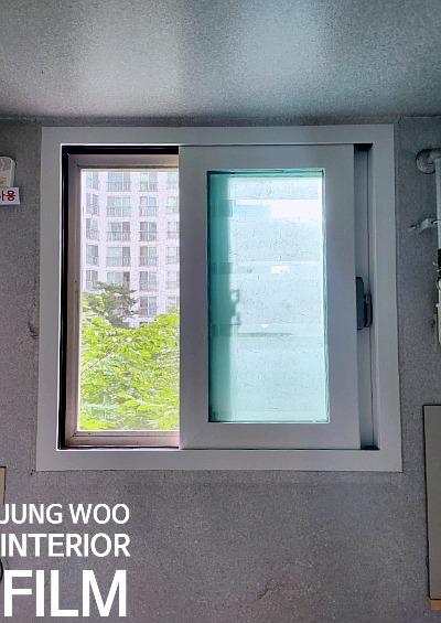 외부 풍경이 보이는 창호 프레임의 마감 상태