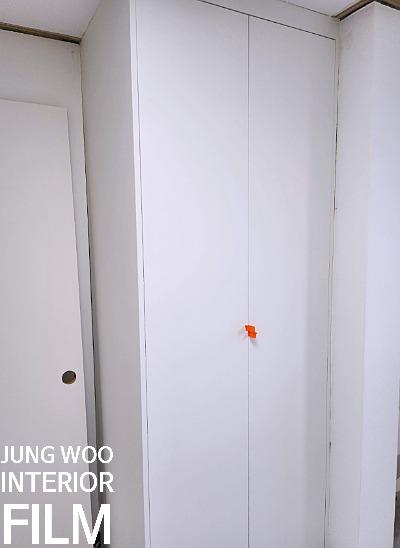 정돈된 수납장과 화이트 벽면이 만난 드레스룸