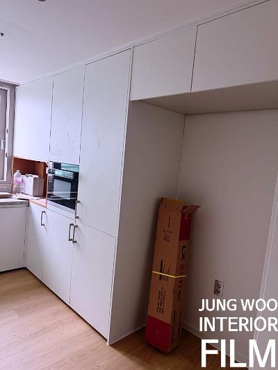 오븐이 설치된 수납장과 싱크대 전경