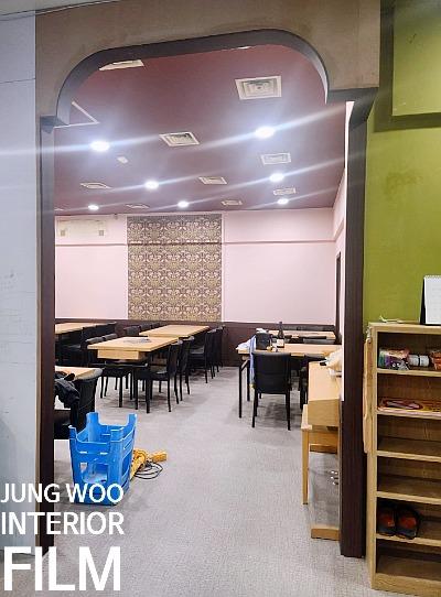 패턴 벽지와 조명이 설치된 내부 방 모습