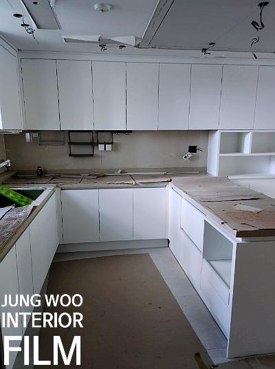 카운터 공간과 내부 선반의 통합 작업