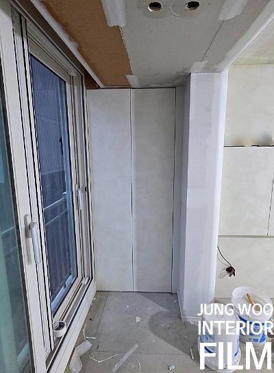 수납장 하단과 타일 바닥의 경계 작업