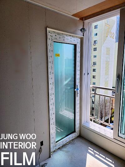 페인트 마감 벽면과 유리 도어가 있는 발코니