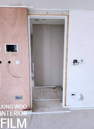 전선이 노출된 벽면과 마감 전의 문틀