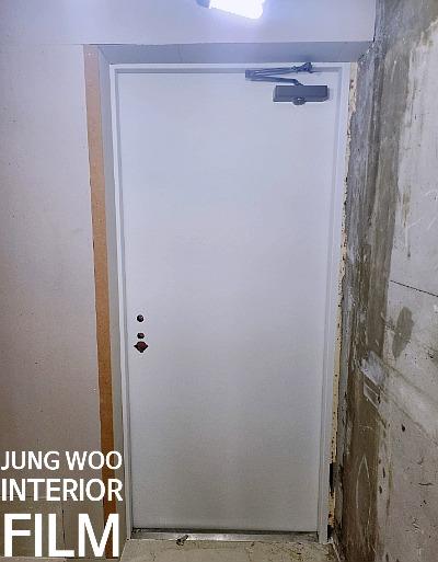 힌지가 노출된 도어 상부와 프레임