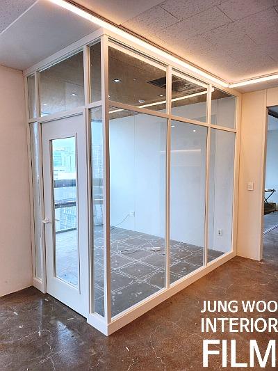 유리 벽과 문 프레임 주변의 시공 전 상태