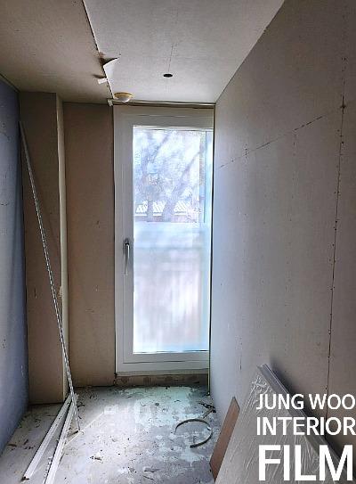 벽과 천정이 마감되지 않은 빈 실내 공간