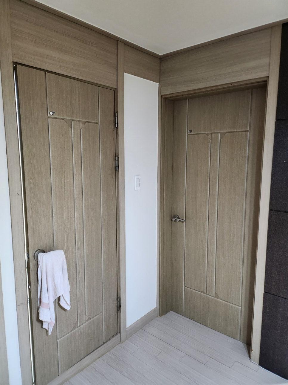 도어 프레임 상부의 정밀 시공 과정