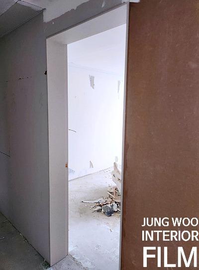 벽면 마감 전의 텅 빈 복도 모습