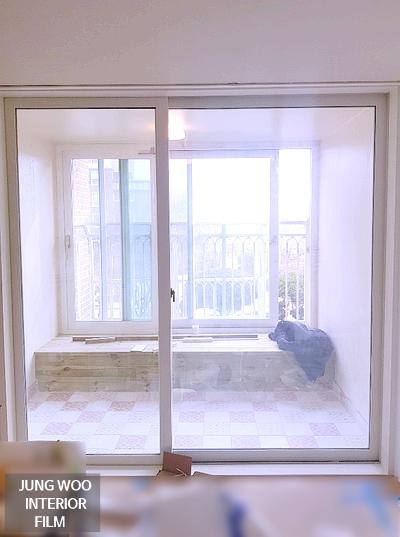 필름이 입혀진 창문 프레임의 직선 라인