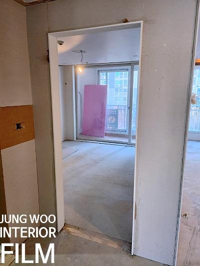 벽면 마감이 되지 않은 상태의 창호 근접 모습