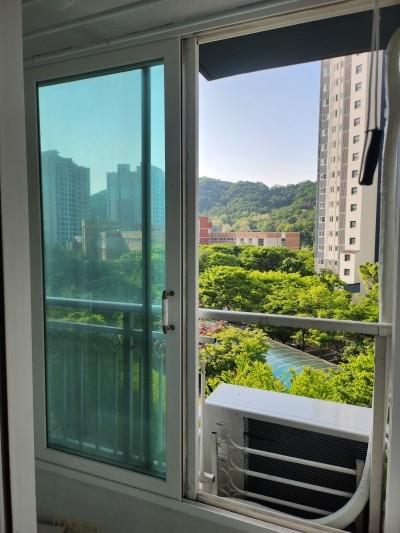 화이트 톤으로 정돈되어 더욱 환해진 창가 쪽