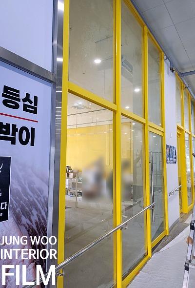 수공구를 이용해 필름을 밀착시키는 작업 장면