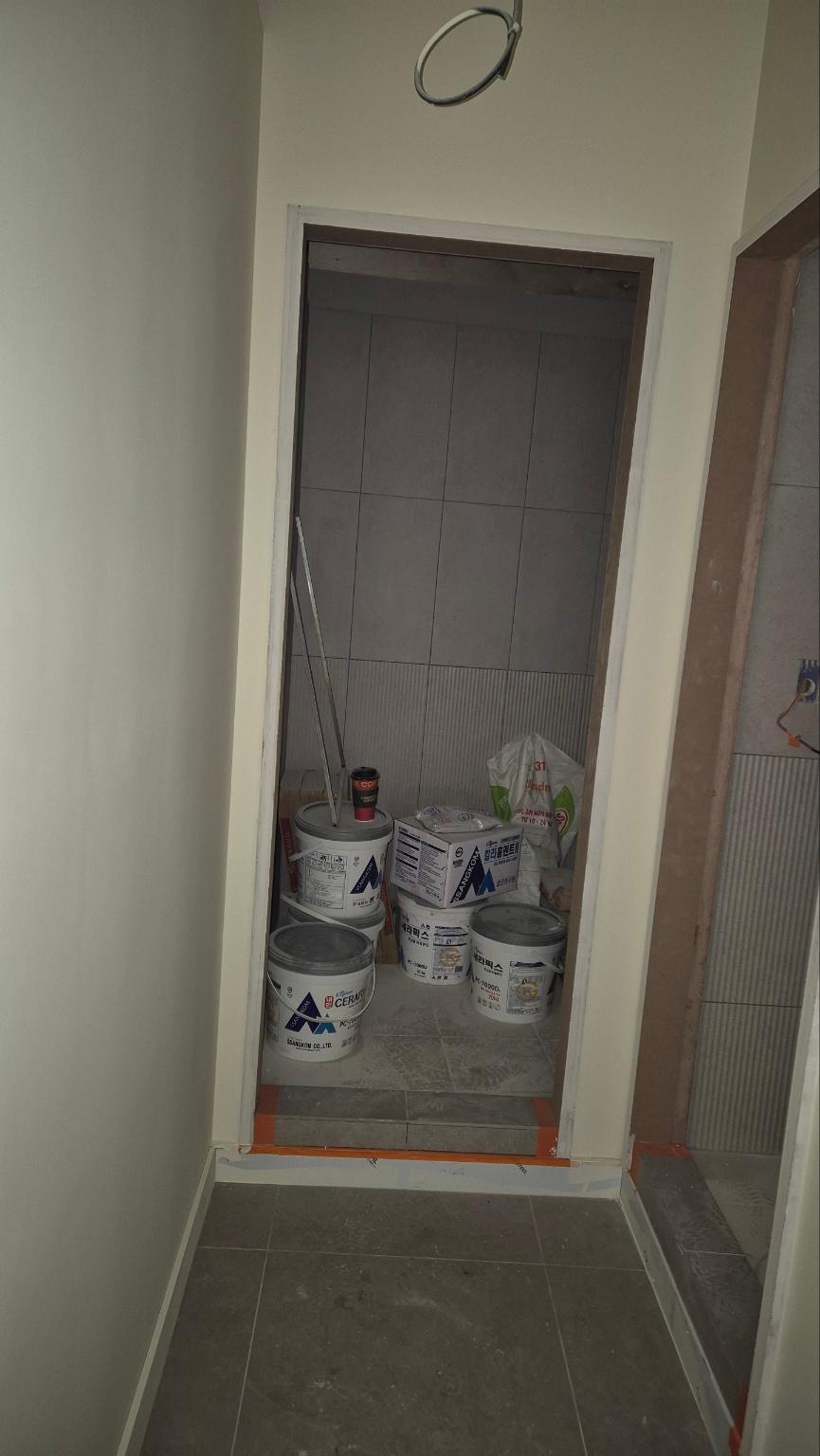 공사 자재가 놓여 있는 복도 공간