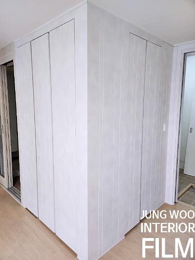 화이트 슬라이딩 도어로 정돈된 드레스룸