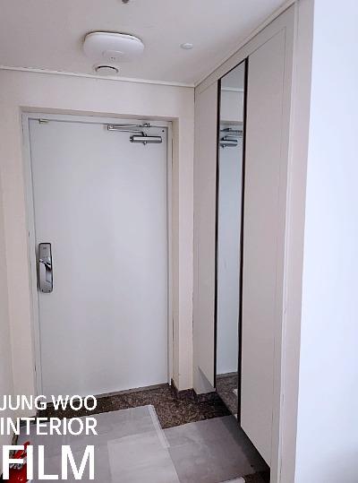화이트 톤으로 정돈된 현관의 완성된 모습
