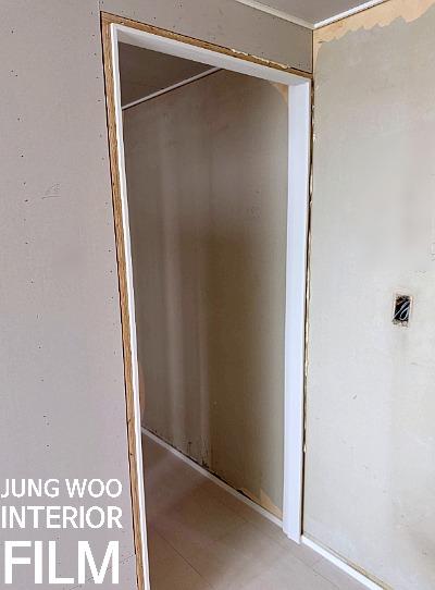 흰 벽과 바닥재가 어우러진 복도 작업 현장