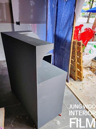 검은색과 회색 구조물이 배치된 실내 공간