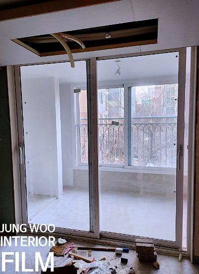 발코니 도어 주변의 수공구 작업 모습