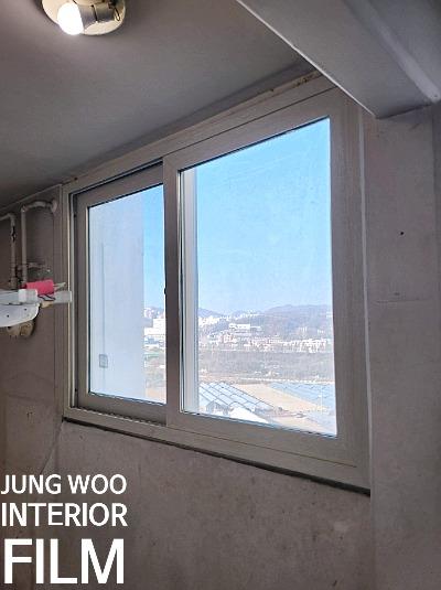 콘크리트 벽면과 천장 조명이 보이는 창가
