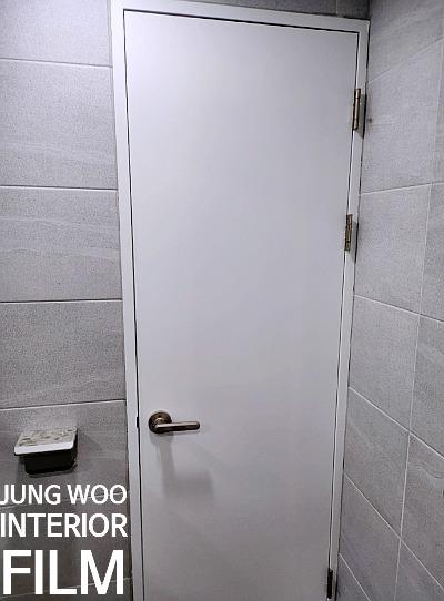 여닫이 도어 힌지 주변의 시공 전 모습