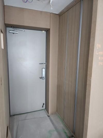 낡은 느낌이 남아있던 방화문과 신발장
