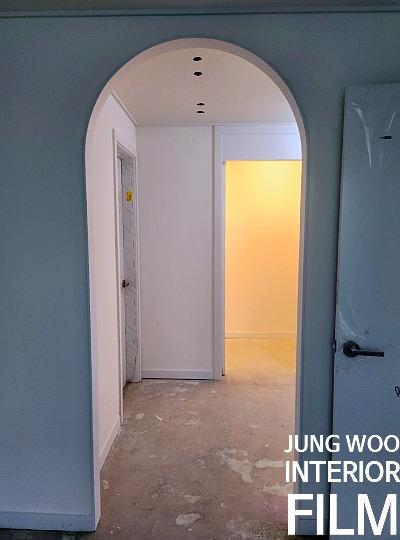 곡선 라인이 돋보이는 아치형 문틀 주변