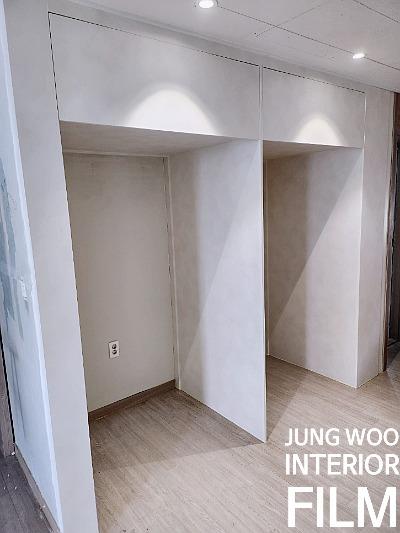 전기 소켓과 상부 조명이 설치된 벽면