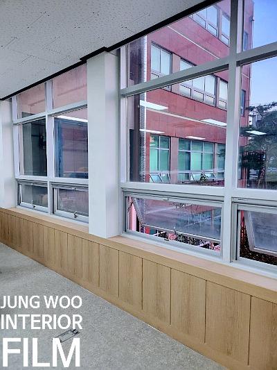 창가 목재 캐비닛과 벽면의 필름 작업 과정
