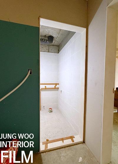 타일 바닥과 나무 수납대가 있는 공간
