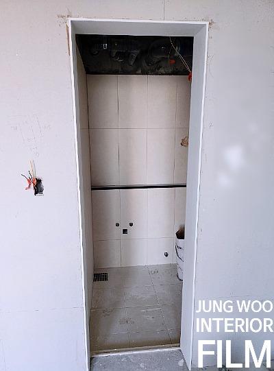 도어 표면의 세밀한 마무리를 위한 도구 사용 모습