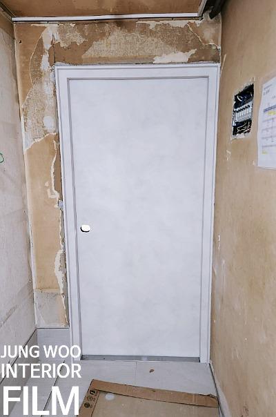 도어와 프레임 상부에 필름을 밀착시키는 과정
