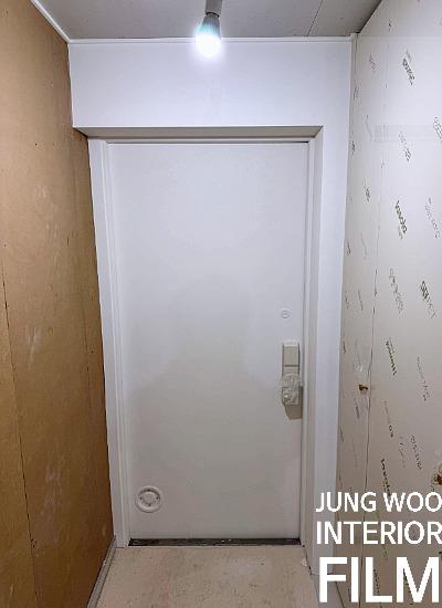 화사한 화이트 톤으로 바뀐 현관 공간