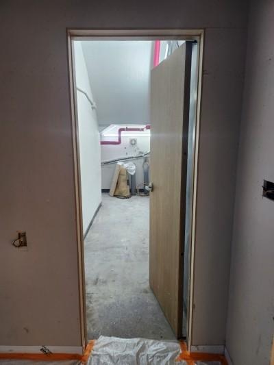 벽지가 제거된 복도의 기초 마감 상태