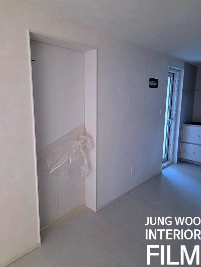 창문과 타일 바닥 구역의 최종 면 정리