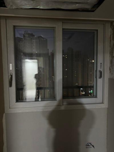 천장 보온재가 보이는 창호 근접 샷