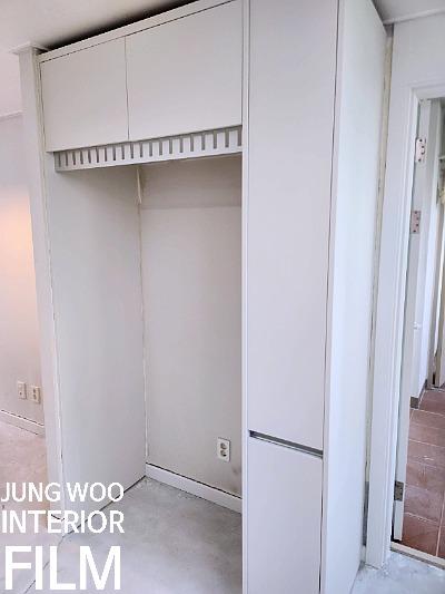수납장, 옷걸이봉, 콘센트, 타일 바닥