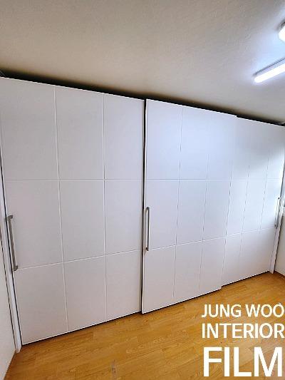 필름 시공이 완료된 수납장과 바닥의 모습
