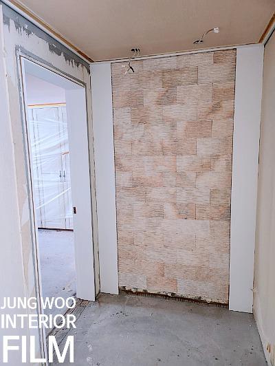 전선이 노출된 복도 시공 현장