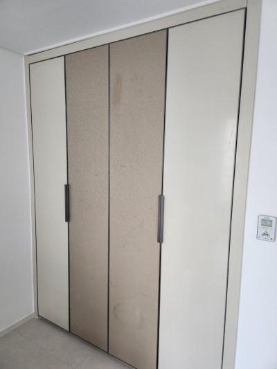 타일 바닥과 맞닿은 수납장 하단부의 정리 과정