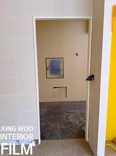 여닫이 도어의 힌지와 상부 프레임 근접 모습