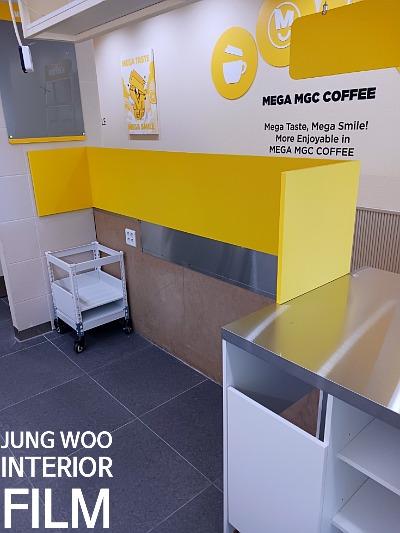 노란색 카운터와 회색 타일 바닥이 완성된 내부