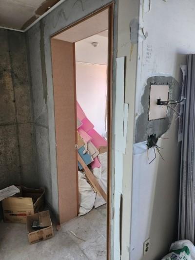 벽지 작업 중인 문틀 주변과 쌓여 있는 자재들