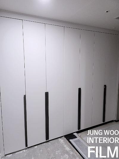 수납장 불투명 도어 패널 시공 과정
